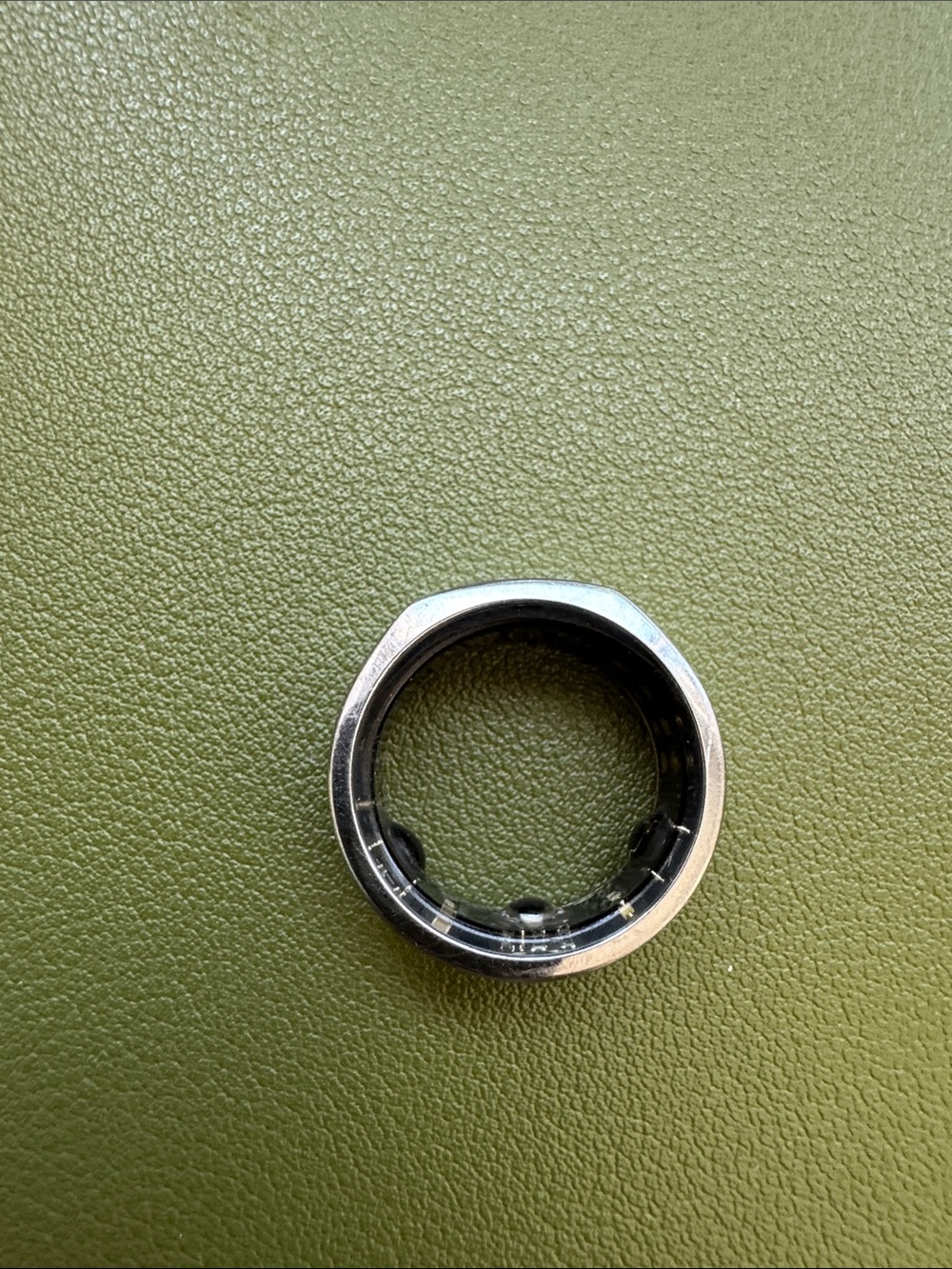 Oura Charging Dock and Silver/Black Ring Accessory size 7